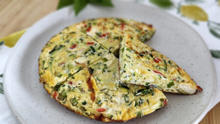 Frittata keto estiva con verdure e feta