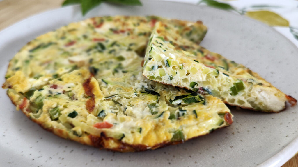 Frittata keto estiva con verdure e feta