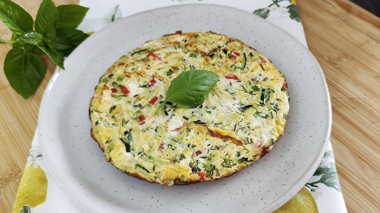Frittata keto estiva con verdure e feta