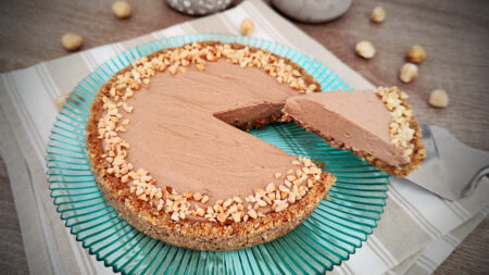 Crostata keto estiva alle nocciole senza cottura