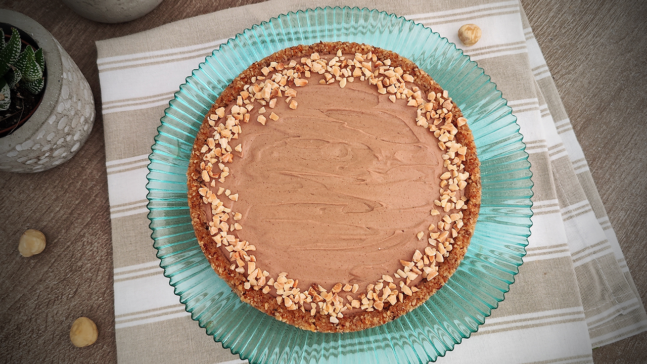 Crostata keto estiva alle nocciole senza cottura