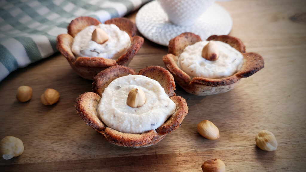 Cestini di frolla keto alle nocciole con crema di ricotta