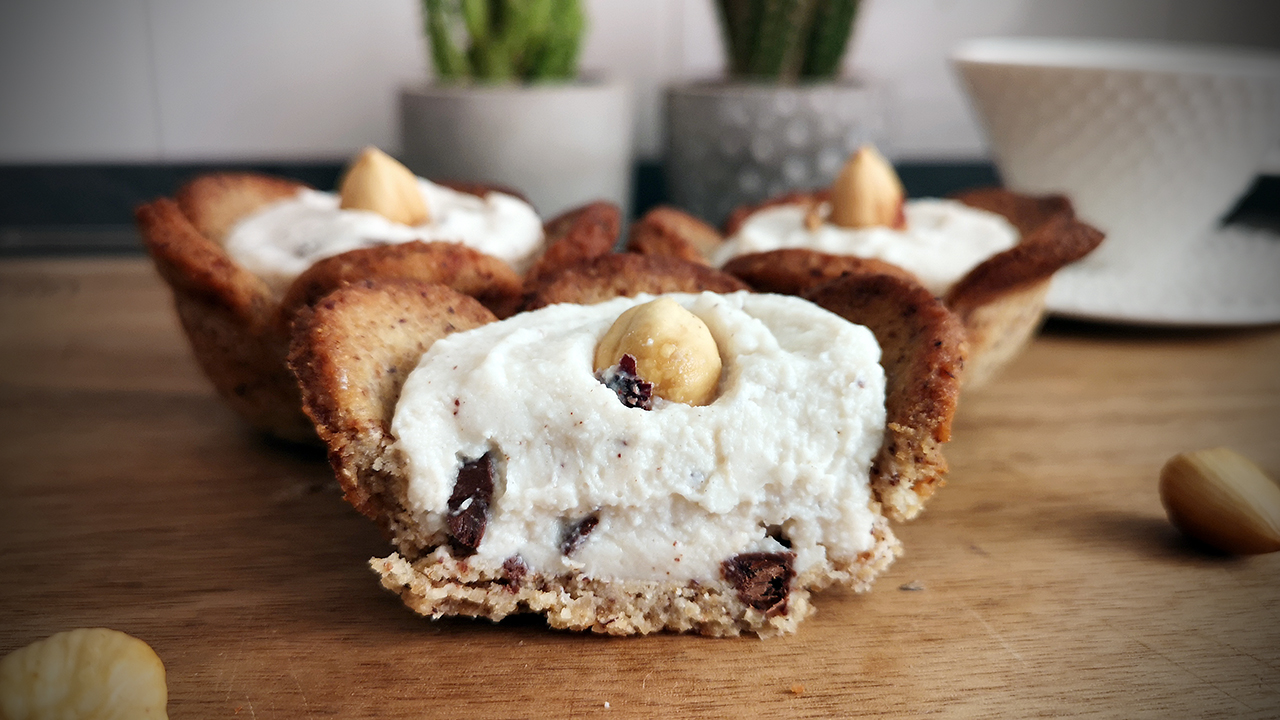 Cestini di frolla keto alle nocciole con crema di ricotta