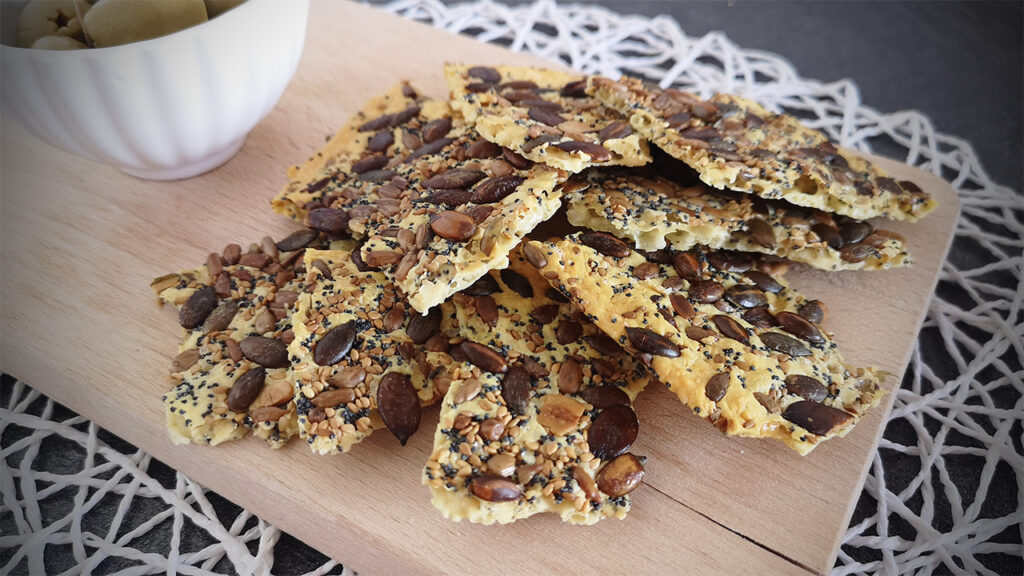 Crackers keto al formaggio e semi: ricetta facile e veloce Crackers keto al formaggio e semi