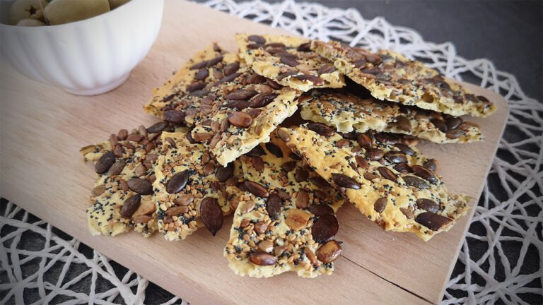Crackers keto al formaggio e semi