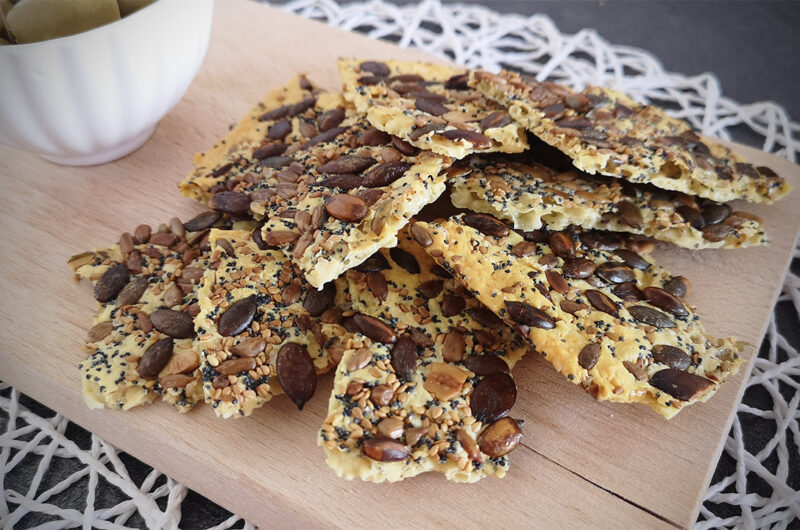 Crackers keto al formaggio e semi: ricetta facile e veloce