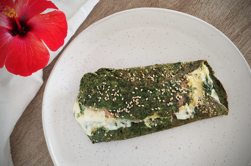 Frittata keto con spinaci, speck e formaggio filante