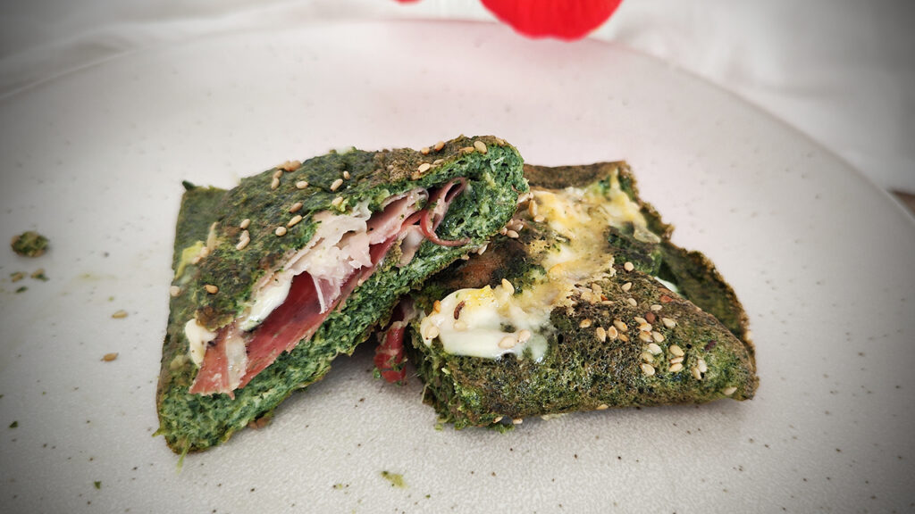 Frittata keto con spinaci, speck e formaggio filante