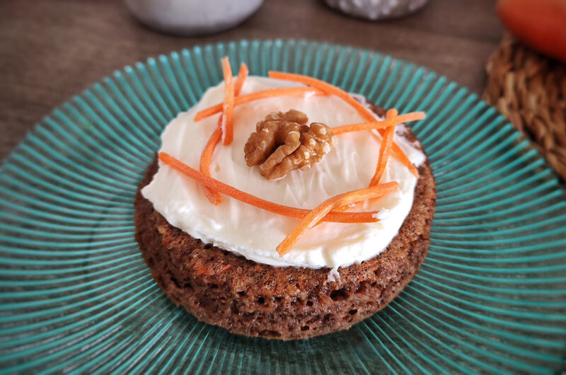 Mug Cake keto alle carote con crema al formaggio