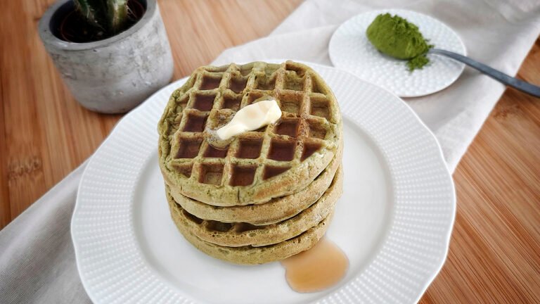 Quando mi stanco dei soliti pancake keto, preparo questi al matcha Pancake keto al matcha zero carboidrati