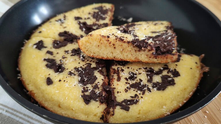 Niente forno, solo una padella: la torta keto al cocco e cioccolato che conquista tutti Torta keto in padella cocco e cioccolato fondente