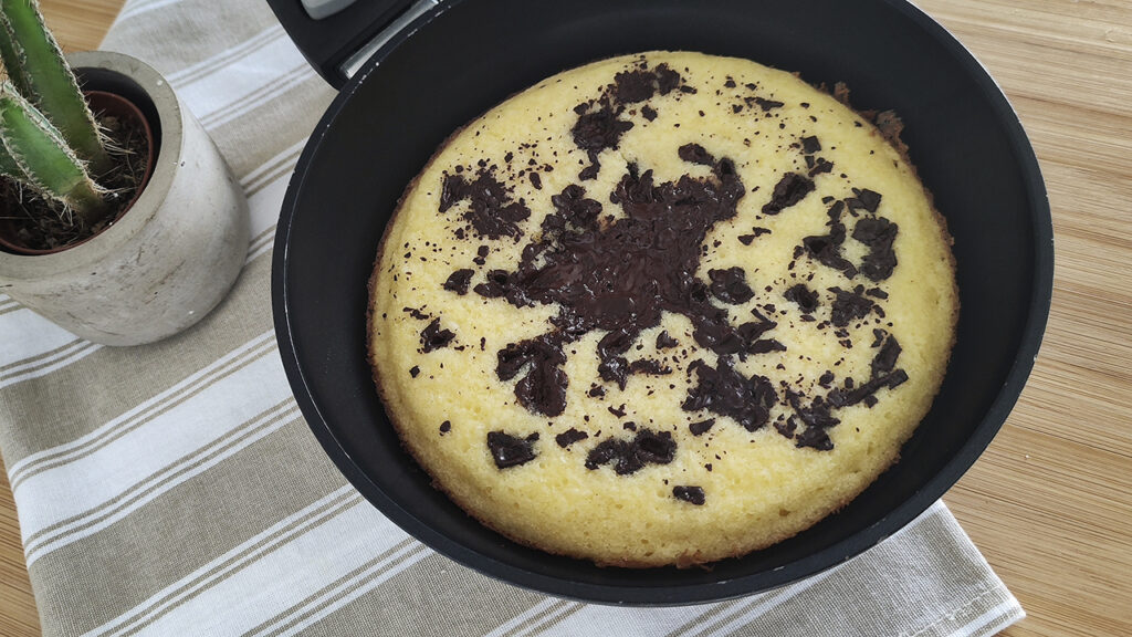 Torta keto in padella cocco e cioccolato fondente