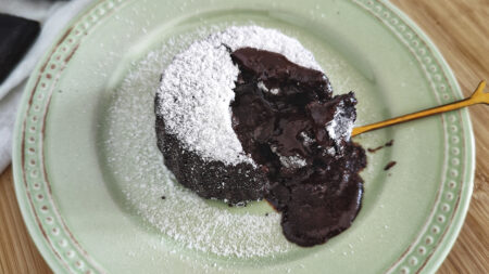 Cuore caldo e zero zucchero: il dolce keto più amato Tortino keto al cioccolato dal cuore caldo