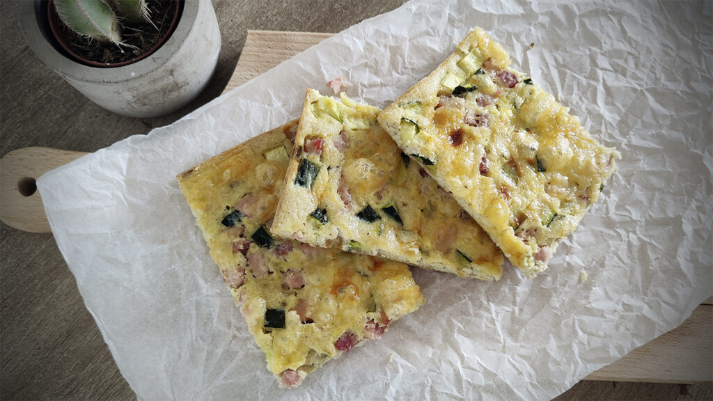 Giusto due uova e un po’ di fantasia: ho fatto un pancake keto salato al forno divino, pronto in pochi minuti! Pancake keto salato al forno