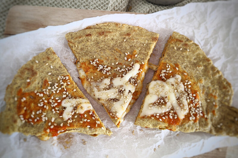 Piada pizza keto in padella: versione calzone filante