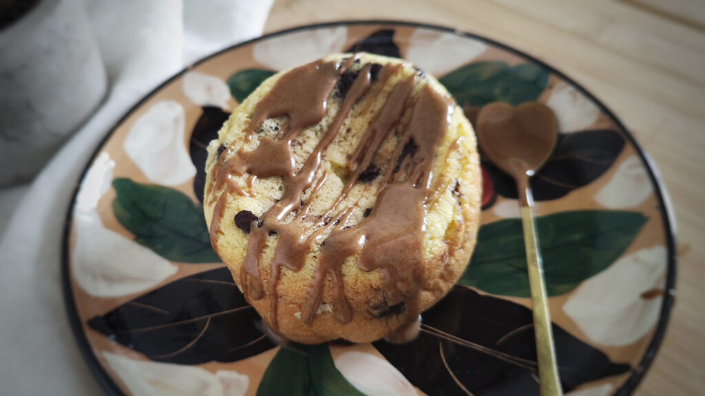 Solo un uovo e un pentolino: nasce un tortino keto morbidissimo Tortino keto morbido con cioccolato e mirtilli