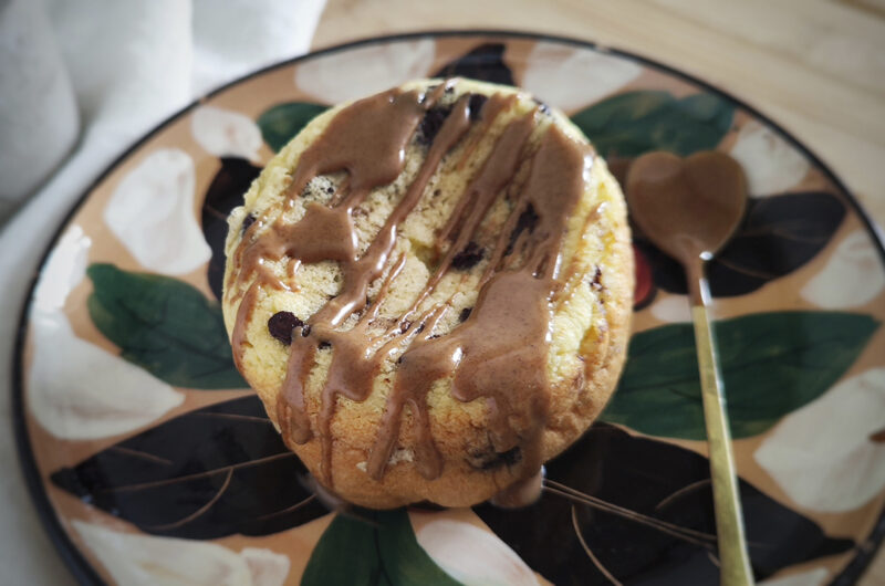 Tortino keto morbido con cioccolato e mirtilli