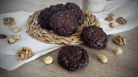 biscotti keto al cioccolato e frutta secca