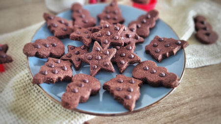 Biscotti natalizi keto al cioccolato e mandorle