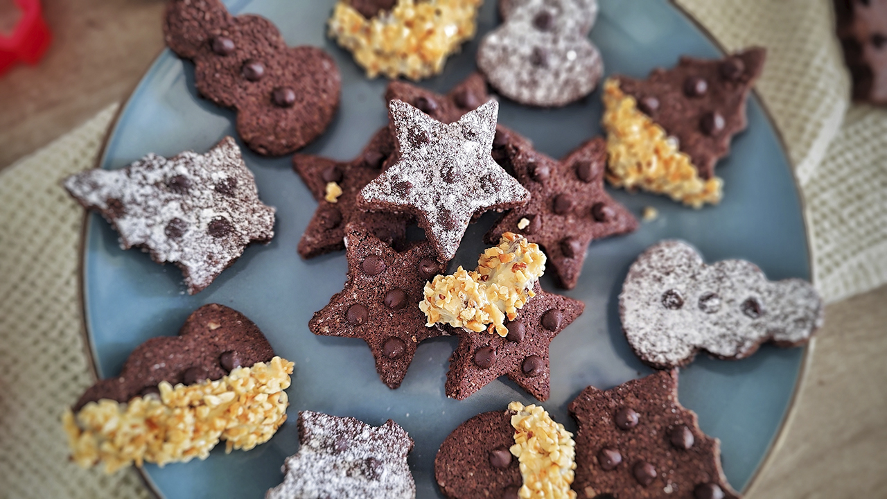 Biscotti natalizi keto al cioccolato e mandorle biscotti natalizi keto al cioccolato e mandorle