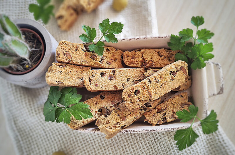 Cantucci salati keto con olive: croccanti, saporiti, irresistibili