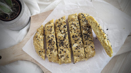 Se non hai tempo di preparare il pane, questa ricetta keto ti salverà! Pane pizza keto all’aglio in 20 minuti