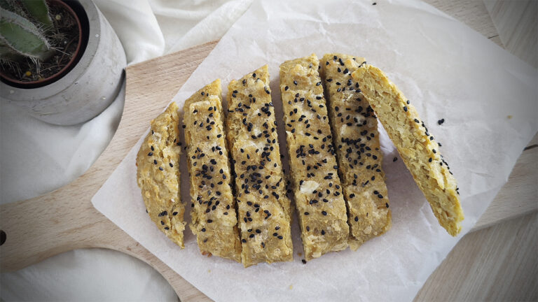 Se non hai tempo di preparare il pane, questa ricetta keto ti salverà! Pane pizza keto all’aglio in 20 minuti