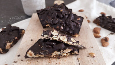 Avevo solo frutta secca e cioccolato: sono nate queste barrette keto! Barrette keto di frutta secca e cioccolato in friggitrice ad aria