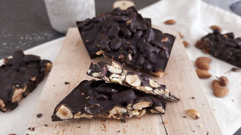 Avevo solo frutta secca e cioccolato: sono nate queste barrette keto! Barrette keto di frutta secca e cioccolato in friggitrice ad aria