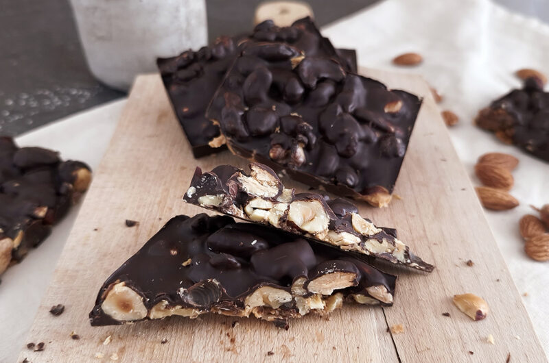 Barrette keto di frutta secca e cioccolato in friggitrice ad aria