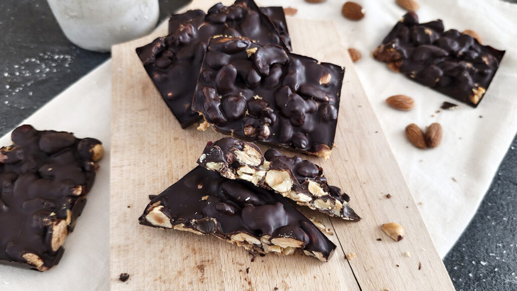 Barrette keto di frutta secca e cioccolato in friggitrice ad aria