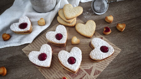 Non solo a San Valentino: questi biscotti keto senza uova li rifai sempre Biscotti keto occhio di bue