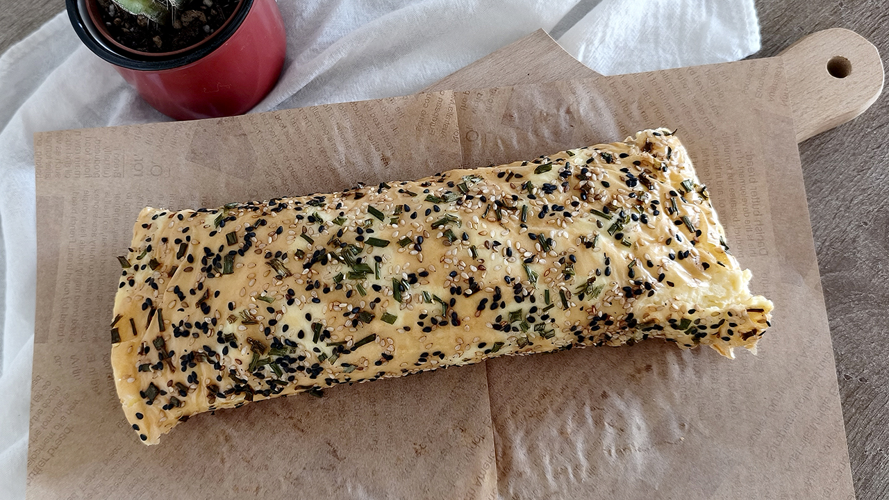 Rotolo keto con feta e uova