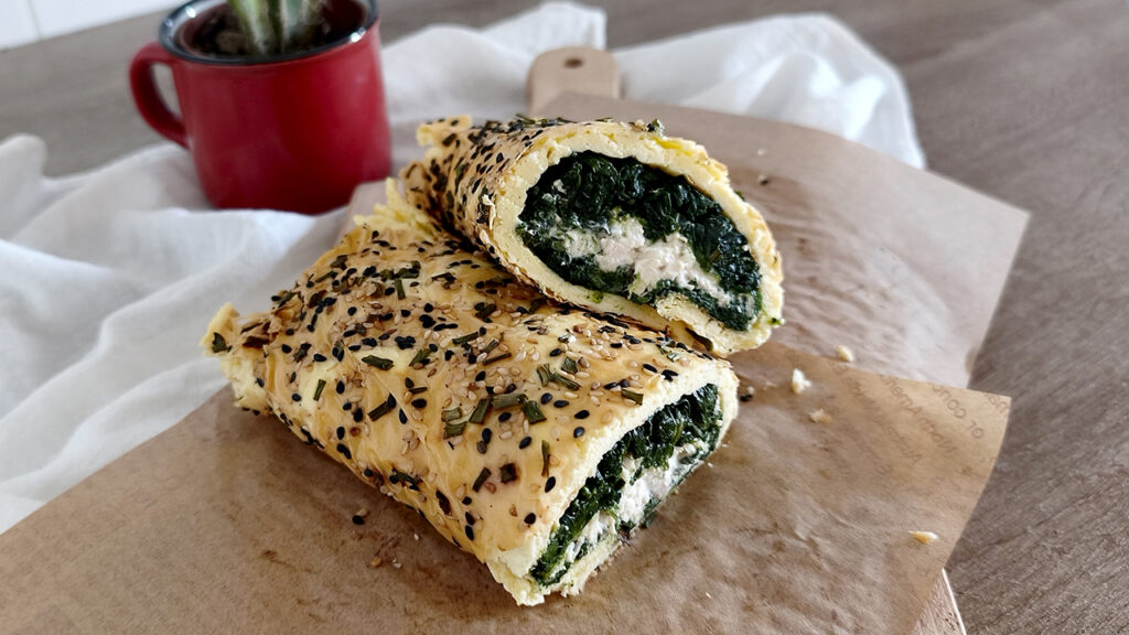 Rotolo keto con feta e uova