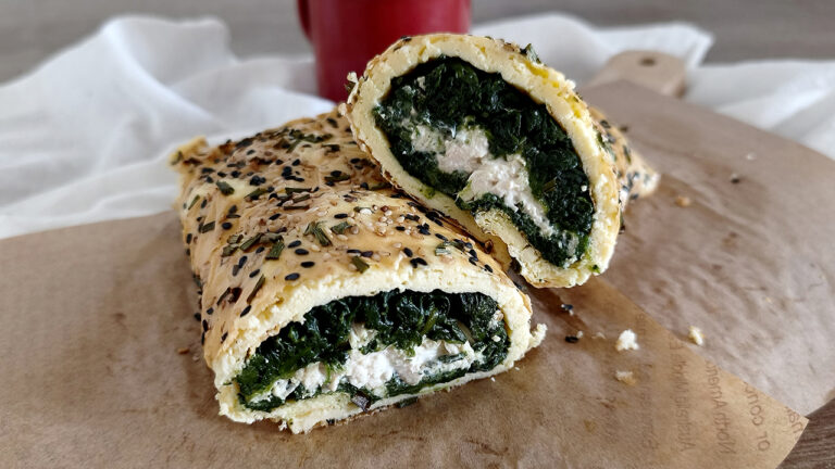 Rotolo keto con feta e uova