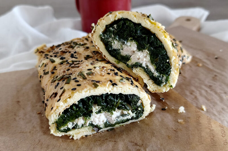 Rotolo keto con feta e uova: base low carb con 2 ingredienti