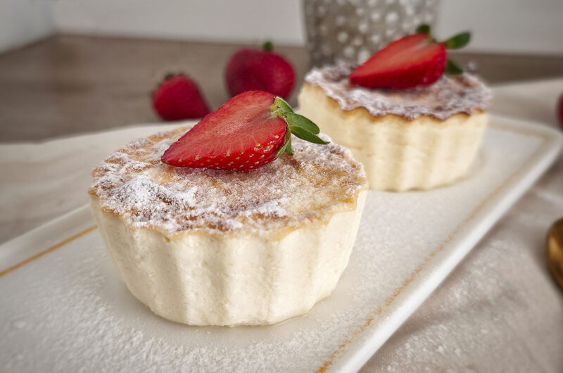 Cheesecake keto cremosa al cucchiaio in friggitrice ad aria