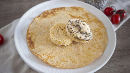 Con 1 impasto fai pane o piadina keto in 2 minuti Con 1 impasto fai pane o piadina keto in 2 minuti