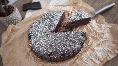 Torta keto al cioccolato cremosa