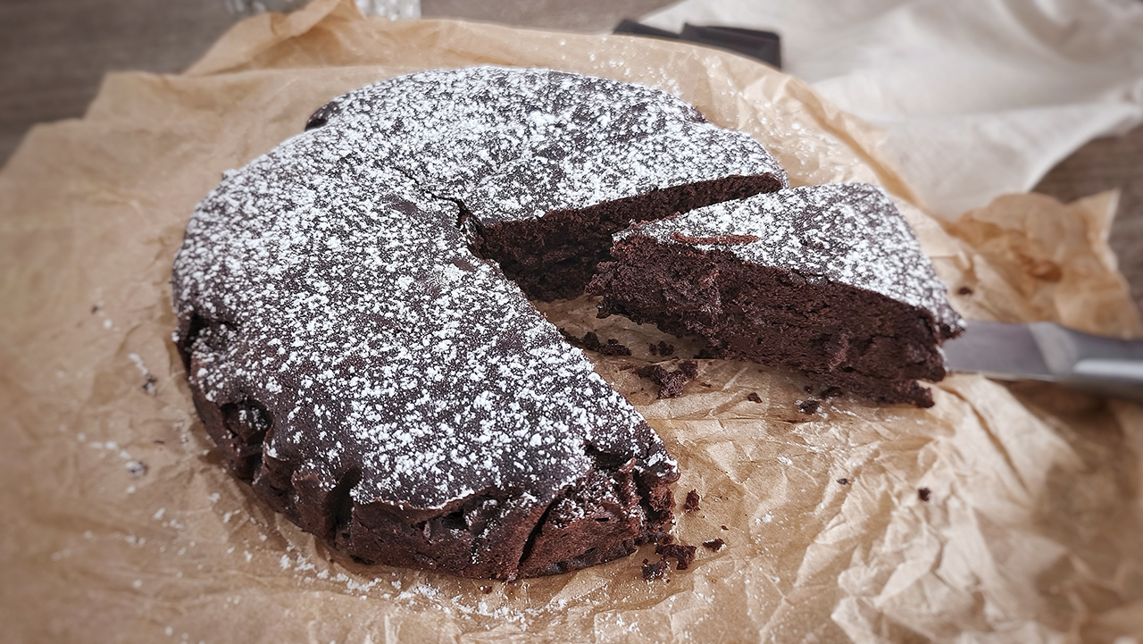 Torta keto al cioccolato cremosa