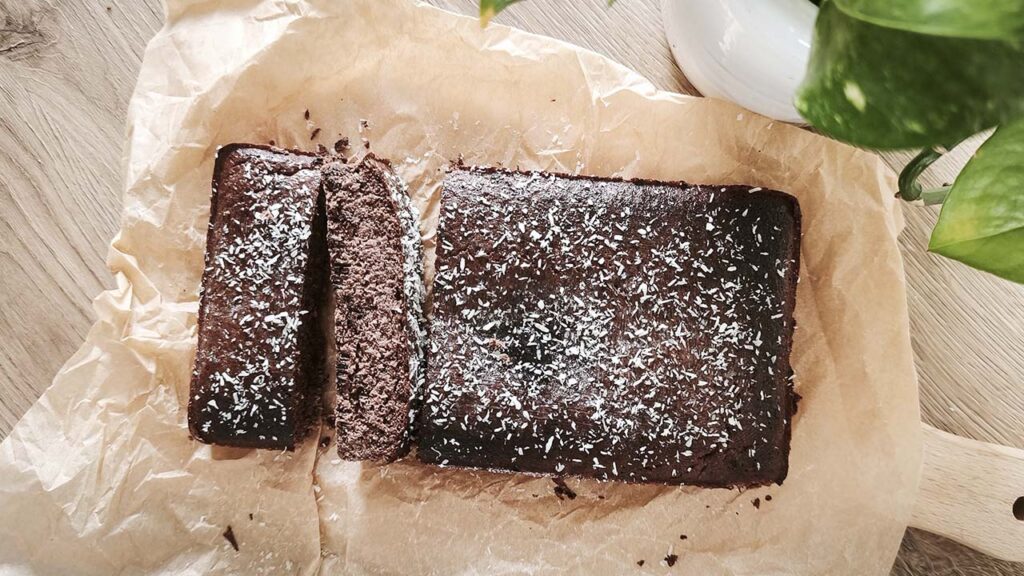 Morbido, al cocco e cioccolato: il brownie keto che conquista tutti