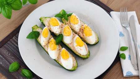 Pranzo keto estivo: zucchine ripiene al tonno
