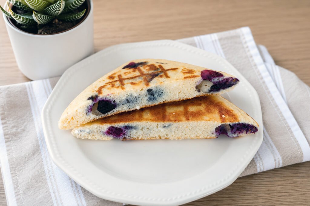 Toast keto ricotta e mirtilli