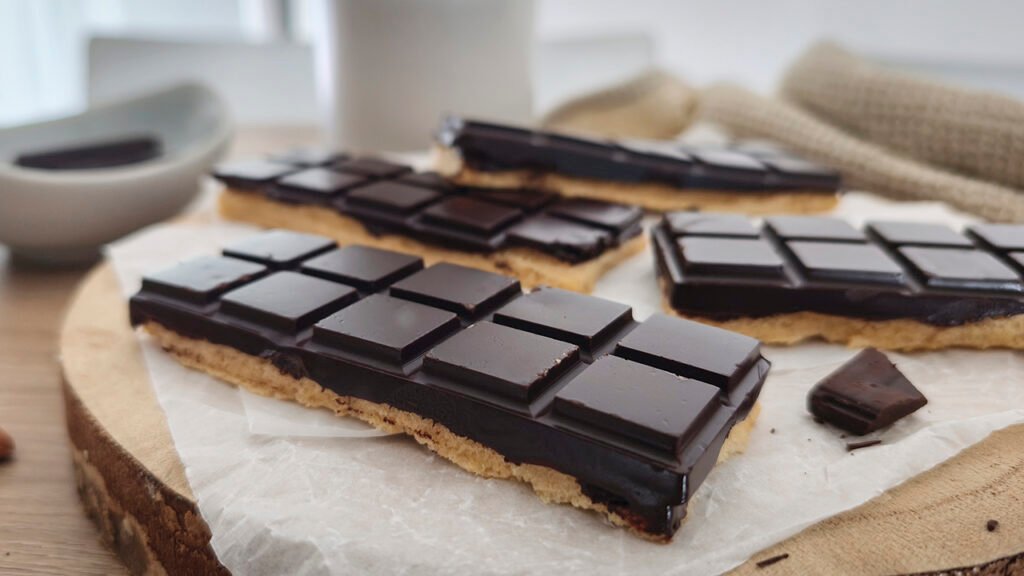 Merendine keto ricoperte di cioccolato a forma di tavoletta