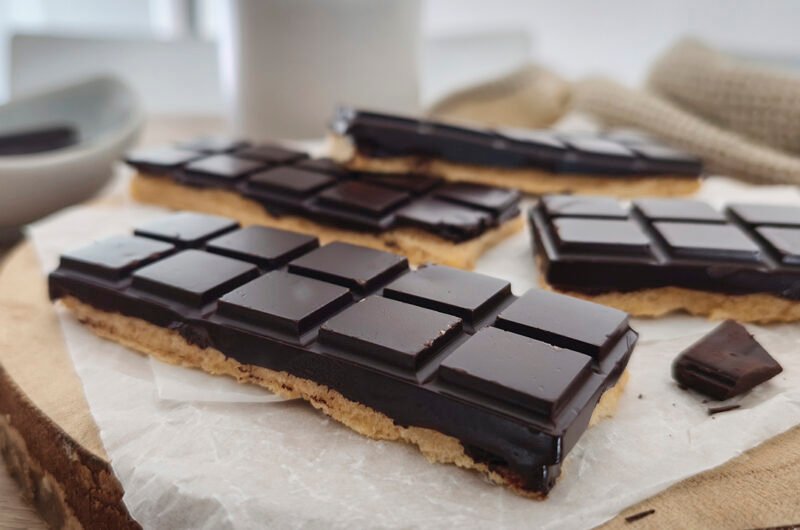 Merendine keto ricoperte di cioccolato a forma di tavoletta