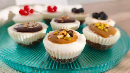 Mini cheesecake keto con granola: dolcetto senza forno