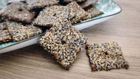 42 crackers keto in 10 minuti: 0,10g di carb, senza farina e uova, con 3 Ingredienti crackers keto ai semi misti senza farina 0.10 carb netti piatto
