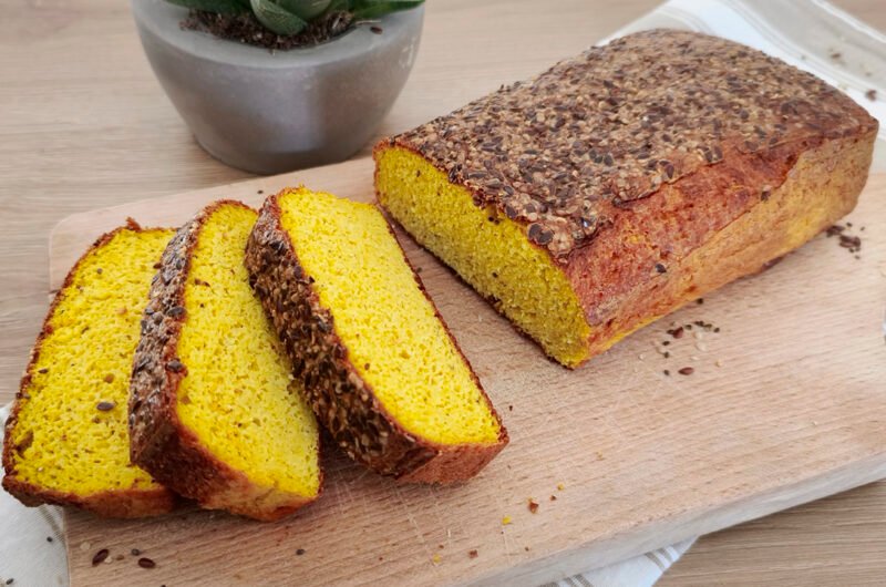 Pane keto alla curcuma con siero dello yogurt