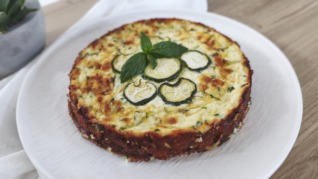 Torta salata di zucchine e ricotta keto senza farina cotta in stampo 18 cm, soffice e dorata, senza glutine e low carb